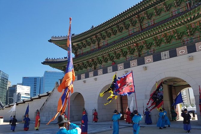 Best Walking Tour to Gyeongbok Palace Bukchon Hanok Village - Entering Gyeongbokgung Palace