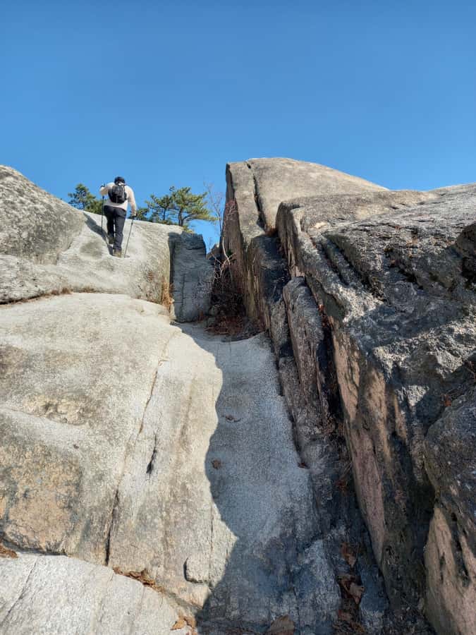 Bukhansan mountain hiking tour - 6 hours - Munsubong Peak and the central ridge