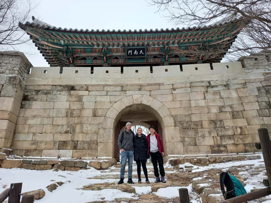 Bukhansan mountain hiking tour - 6 hours - The descent through a flowing valley