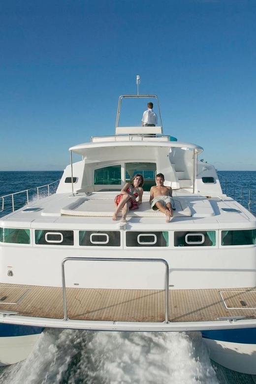 Busan: Group Sightseeing Yacht Cruise with Snacks and Drinks - Drinks, snacks, and free photos