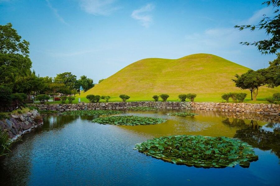 Busan: Gyeongju Guided Day Trip to Three Kingdoms Capital - Seokguram Grotto and Cheomseongdae