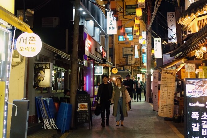Fortress Night Hike & Snack at a Local Market - Climbing the 600-year-old fortress route