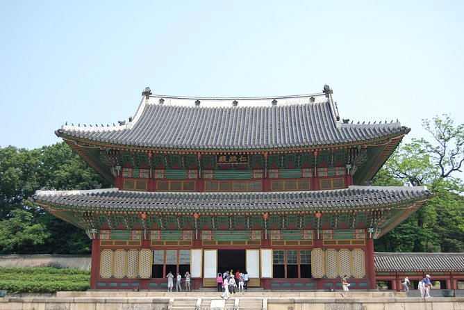 Full-Day Palace Tour in Seoul - The ginseng center: useful context, clear shopping angle