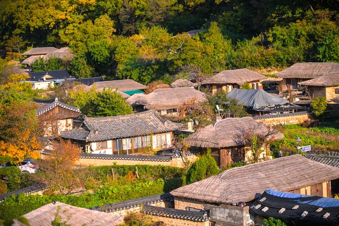 Gyeongju UNESCO World Heritage Guided Day Tour from Busan - What the guide adds to a large group