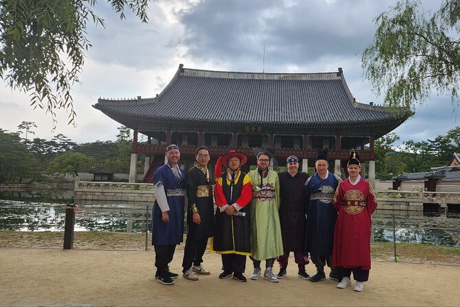 Half day Morning Seoul City Tour(Temple & Gyeongbok Palace) - A brief look toward the Blue House