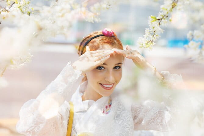 Hanbok Photoshoot and History Tour at Gyeongbokgung Palace - Inside Gyeongbokgung Palace with stories between photos