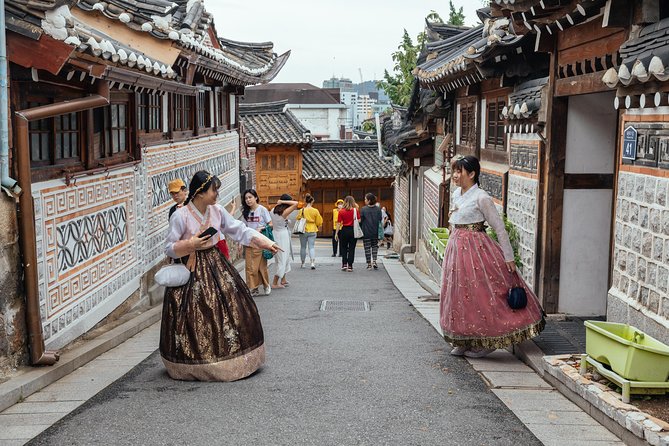 Highlights & Hidden Gems With Locals: Best of Seoul Private Walking Tour - Gyeongbokgung Palace: the main historical anchor