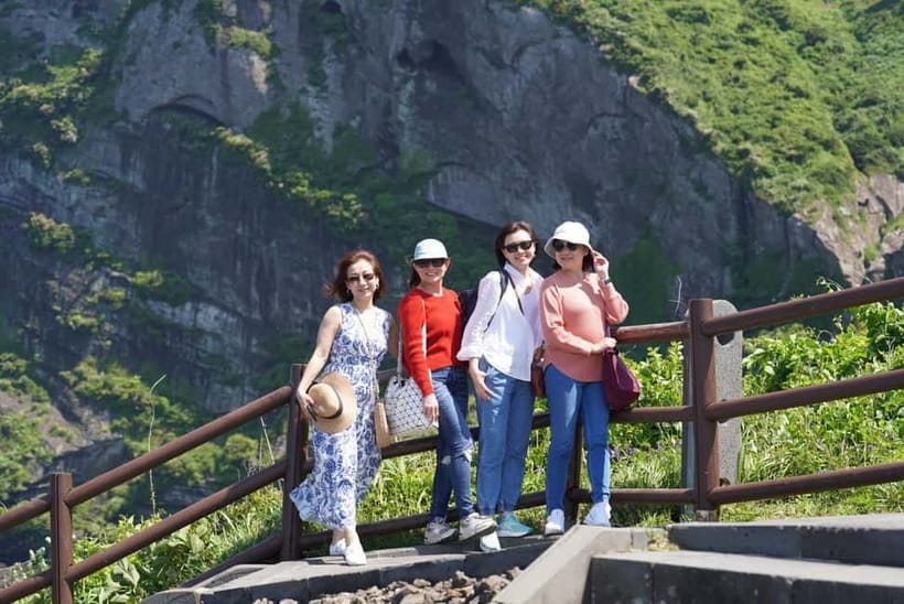 Jeju: Eastern Jeju UNESCO Spots Day Tour - Hamdeok Beach starts the day with clear water