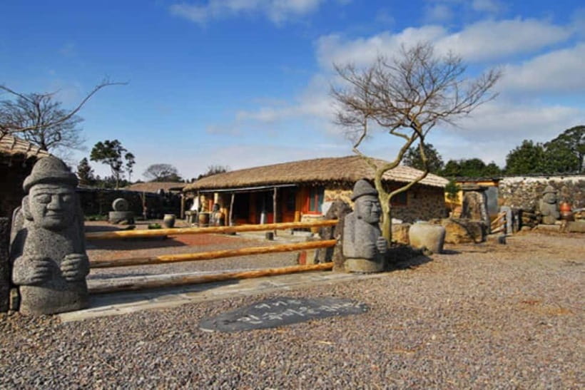 Jeju: Eastern UNESCO and Must-See Spots Tour - Seongeup Folk Village: old Jeju through stone walls and narrow lanes