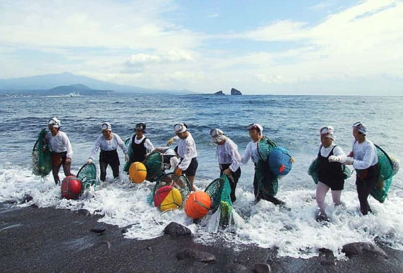 Jeju: Eastern UNESCO and Must-See Spots Tour - Hamdeok Beach: a gentle start by clear water