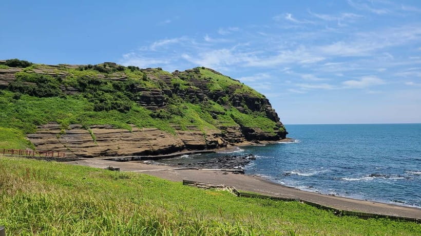 Jeju: Eastern UNESCO Sites Tour with Haenyeo Show - Guides, group rhythm, and the pace of the day