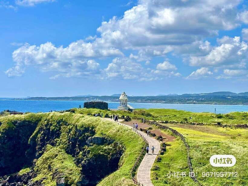 Jeju: Eastern UNESCO Sites Tour with Haenyeo Show - Hamdeok Beach and its clear coastal water