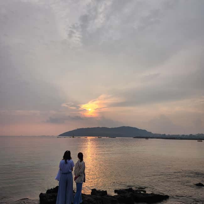 Jeju Island: Sunrise Guided Tour with Hotel Pickup - The pre-dawn pickup in Jeju City