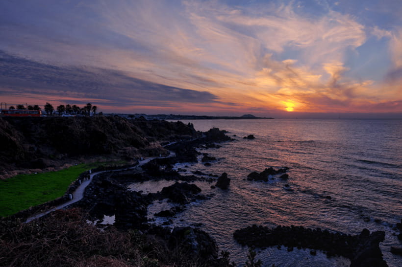 Jeju: Sunset Tour Olle Trail Walking Tour with Hotel Pickup - Gwakji Beach and the lava-rock shoreline