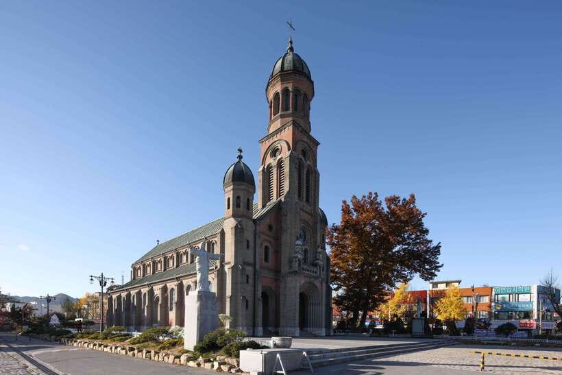 Jeonju: Essence of Jeonju, Hanok Village & Maisan Mountain - Walking the 2.5-kilometer route at Maisan