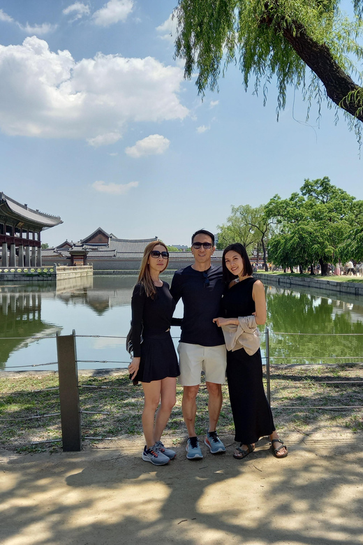 Layover tour to Gyeongbokgung-Folk Museum-Bukchon-Insadong - Gyeongbokgung: Seoul’s essential palace