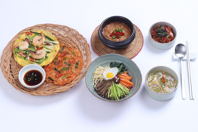 Master Korean traditional cooking with a Kimchi chef - Cooking in a Korean-style home