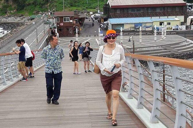 Private Day Tour in South and West in Jeju Island - Oedolgae and Jusangjeolli show Jeju’s volcanic character