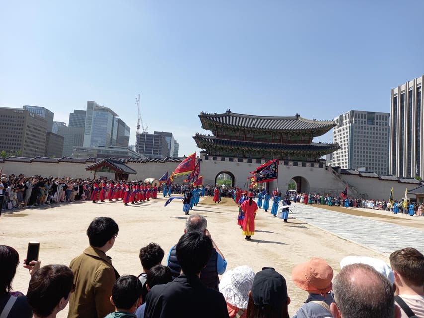 Seoul: 4-Hour Guided Tour to Palace, Bukchon, Jogyesa Temple - Insadong and the question of Jogyesa Temple