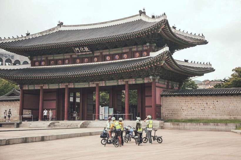 Seoul: Afternoon Ebike tour and "Happy Hour" food and drinks - Changdeokgung Palace from the main gate