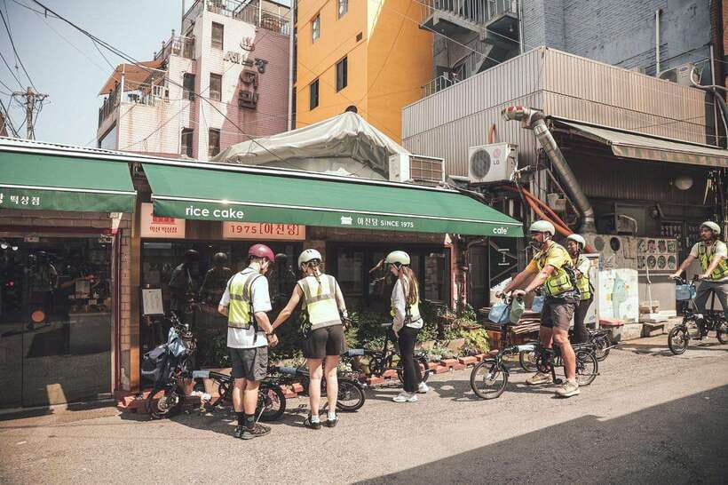 Seoul: Afternoon Ebike tour and "Happy Hour" food and drinks - Cheonggyecheon and Berlin Square: a quick city introduction