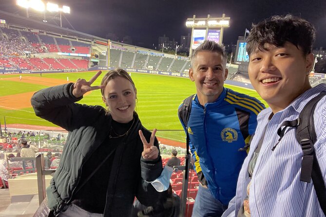 Seoul: Baseball Game Ticket with Dinner/Beer with the host - What happens during the baseball game