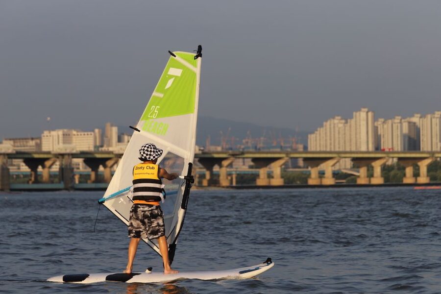 Seoul : Efoil Experience in Han River - Meeting Koa at club No.25