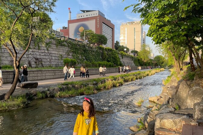 Seoul Fun Food Tour: 12 different food tastings - Choosing ramen at the Jongno convenience store