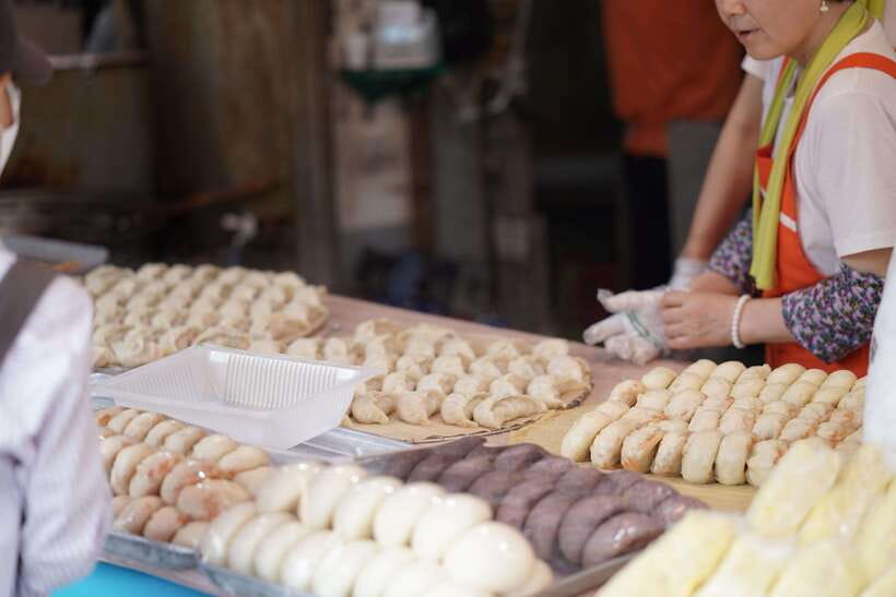 Seoul: Guided Street Food Tour at Namdaemun Market - Meeting the market sellers, not just the menu