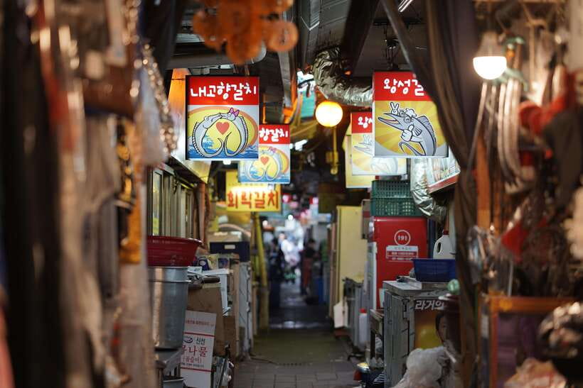 Seoul: Guided Street Food Tour at Namdaemun Market - The 30-minute market walk and craft stalls