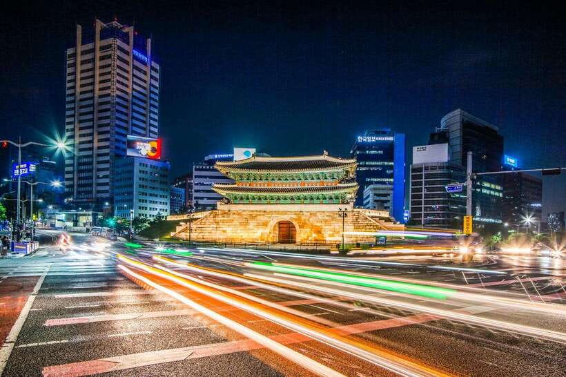 Seoul: Guided Street Food Tour at Namdaemun Market - Sungnyemun Gate adds an architectural pause
