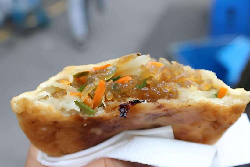 Seoul: Guided Street Food Tour at Namdaemun Market - The first hour: seven tastes through the market