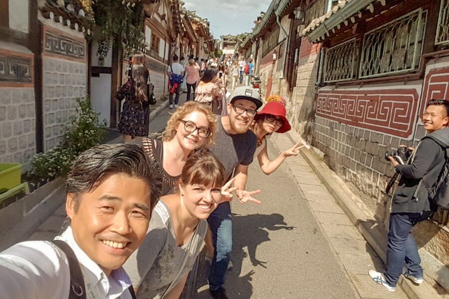 Seoul: Gyeongbok Palace and Bukchon Hanok Walking Tour - Gyeongbokgung Palace and the royal guard ceremony
