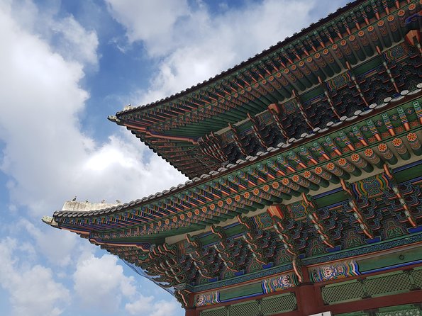 Seoul: Gyeongbok Palace, Bukchon Village, and Gwangjang Tour - Bukchon Hanok Village, with time for photographs