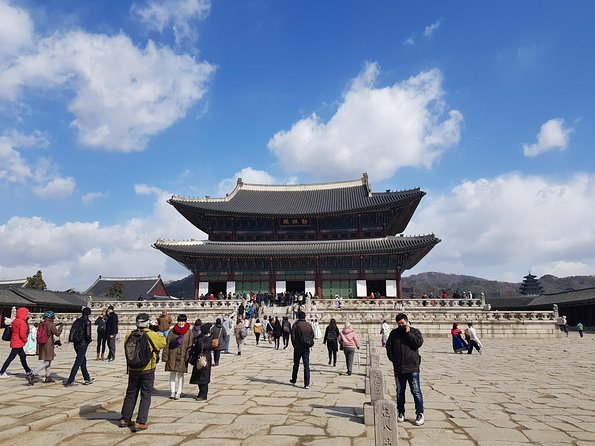 Seoul: Gyeongbok Palace, Bukchon Village, and Gwangjang Tour - How the guides shape the experience