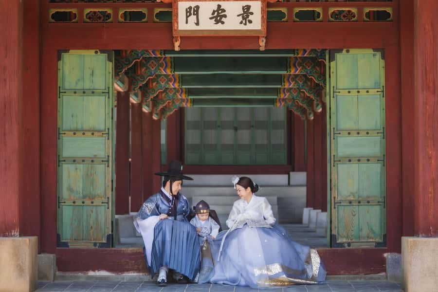 Seoul: Gyeongbokgung / Hanok Village / N Seoul Tower - A royal morning at Gyeongbokgung in hanbok