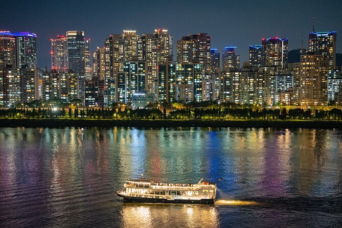 Seoul Han River Night Tour: Picnic, Games & Starlight Cruise - A social start at Yeouinaru Station
