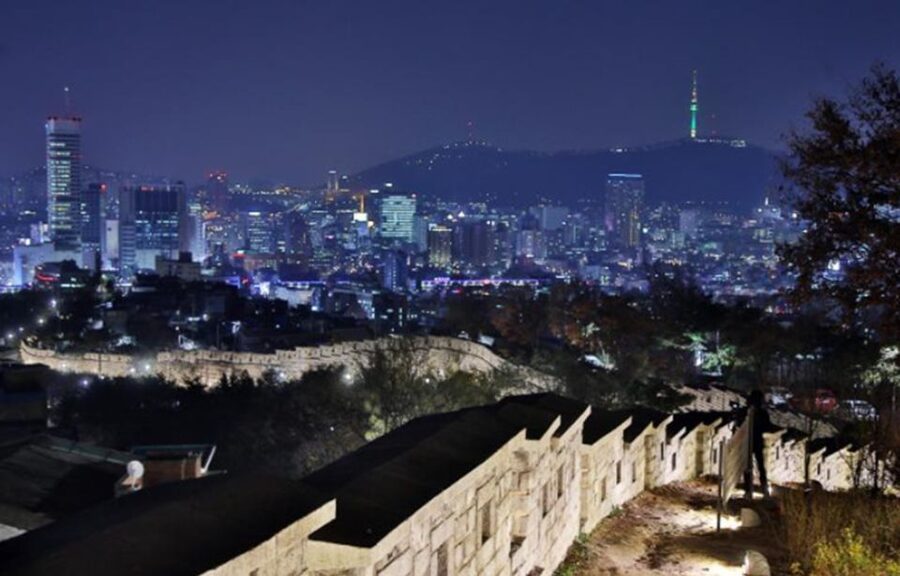 Seoul: Nighttime Tour of Palace, Market, Naksan Park & More - Cheonggyecheon Stream, a pause in downtown Seoul