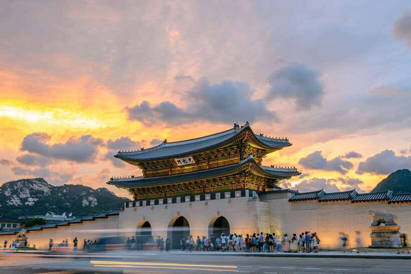 Seoul: Private Car Tour with Licensed Professional Guide - Four hours with Gyeongbokgung, Bukchon, and Bugak Skyway