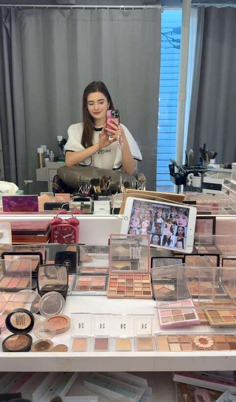 Seoul: Sihyunhada Photo, Personal Color, Makeup&Hair TOUR - Choosing between K-pop glamour and Korean daily makeup