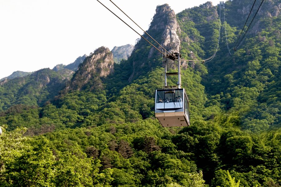 Seoul: Sokcho beach, market, hot spring and Seorak Cable Car - Cooling down at Cheoksan Foot Bath Park