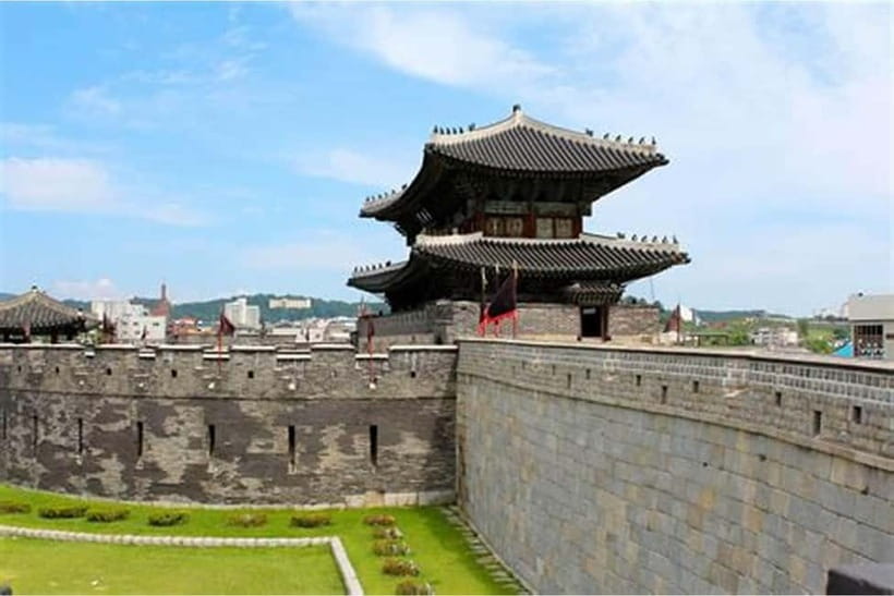 Seoul: Suwon Hwaseong, Folk Village, & Starfield Library - The guides make the difference