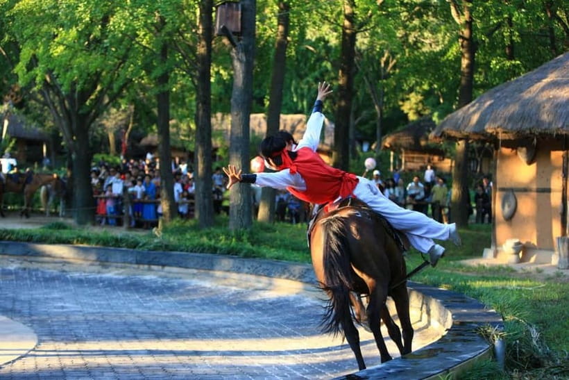 Seoul: Suwon Hwaseong Fortress & Korean Folk Village Tour - Transport, timing, and the long return to Seoul