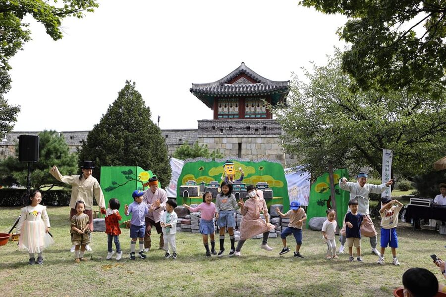Seoul: The 62nd Suwon Hwaseong Cultural Festival Day Tour - What the guide adds to the day