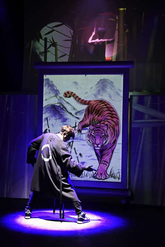 Seoul: The Painters Live Art K-pop Dance Show Ticket - A good choice when language is a concern