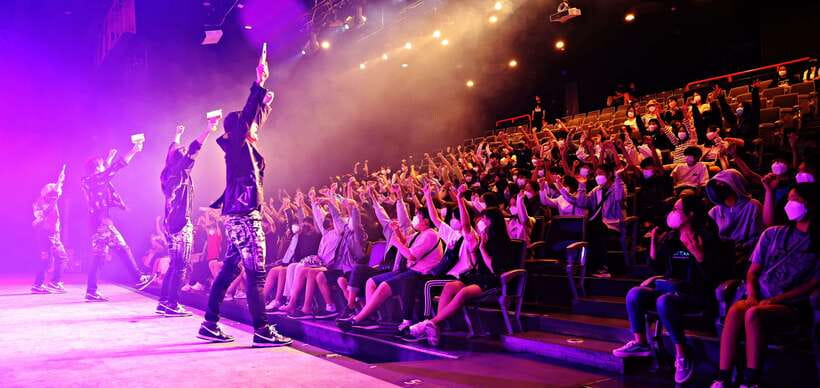 Seoul: The Painters Live Art K-pop Dance Show Ticket - Who will enjoy it most