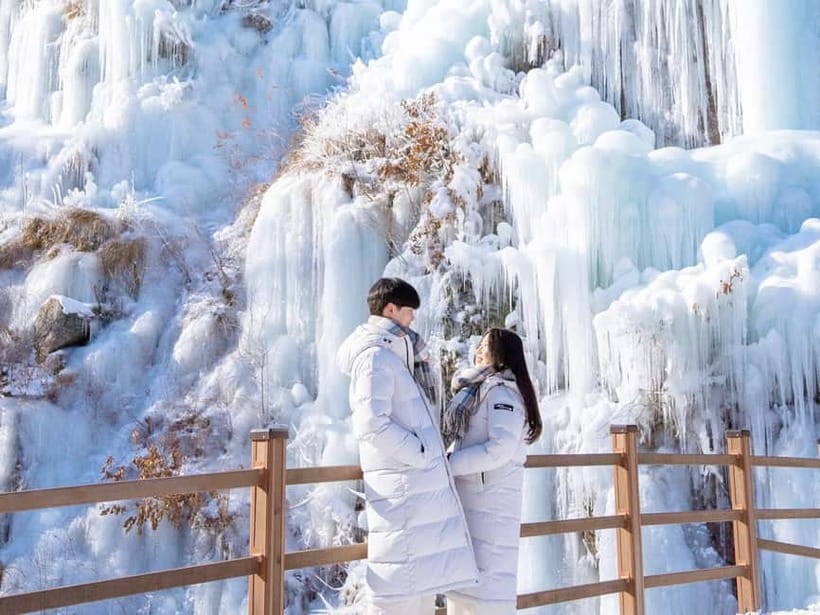 Seoul: Vivaldi Park Winter Ski with Eobi Ice Valley Day Tour - From the ice valley to Vivaldi Park Ski World