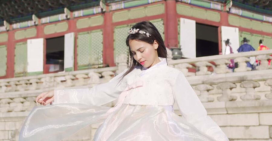 Seoul : Your Personal Photographer in Gyeongbokung - Meeting Imane at Gyeongbokgung Station Exit 4