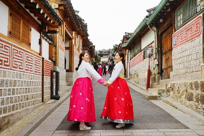 Small Group Seoul Highlight Tour opt. Hanbok & Tea Ceremony - Hanbok changes the palace visit