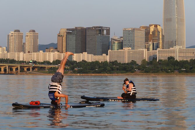 Stand Up Paddle Board (SUP) and Kayak Activities in Han River - Reading the sightseeing route from the water